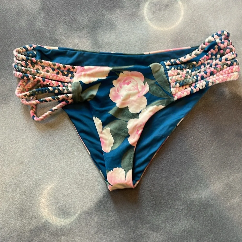 Frankie’s floral 2-piece crochet bikini | Size Small